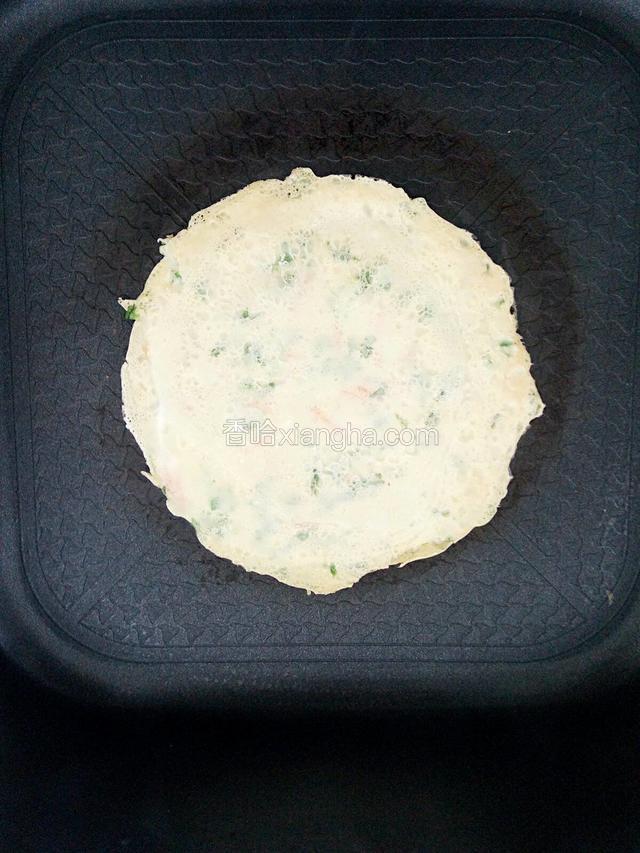 用木铲从饼的边缘轻轻铲动，然后翻面，继续烙制！