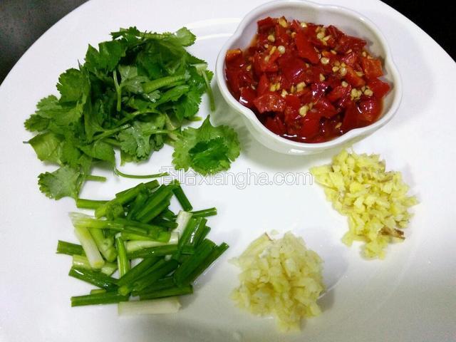 香葱和香菜切段，大蒜，生姜切末，剁辣椒适量