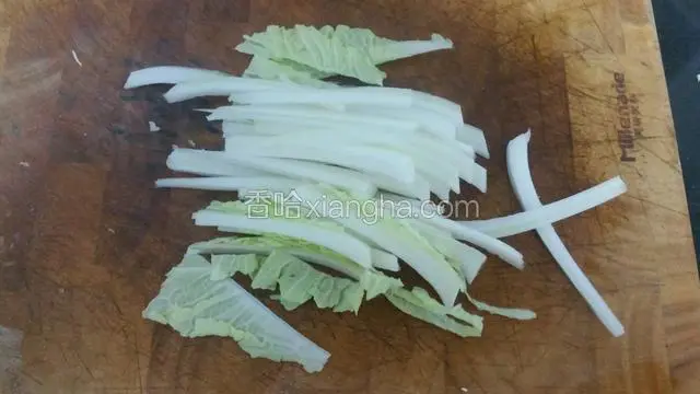 菜茎切细丝。