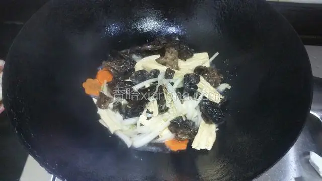 加入一点水煮开，放盐和鸡精炒均匀。