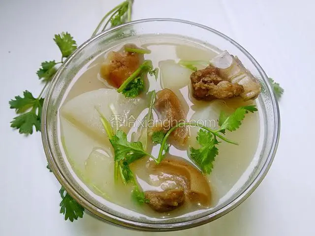 来上一碗鲜汤试试，当然少不了香菜，喜欢辣的只能别打个碟子了，这不是红汤的做法，不要将辣油香料什么的加到汤里，会影响汤的清香，肉的美感。