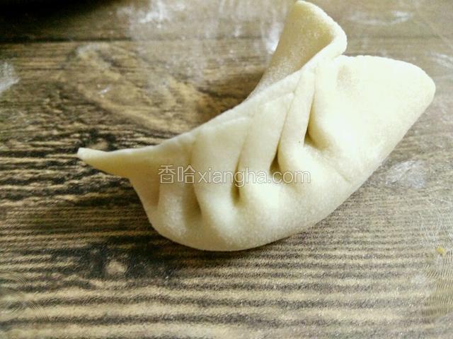 后面一直折褶皱，直至折完整个饺子，褶皱要均匀一些才好看