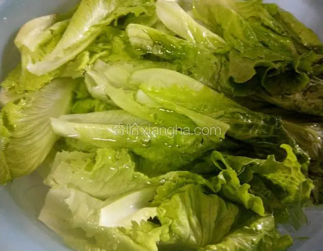 在盐水里泡一下，捞起控干水