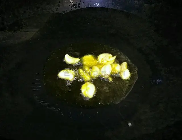 热油锅下蒜头爆香