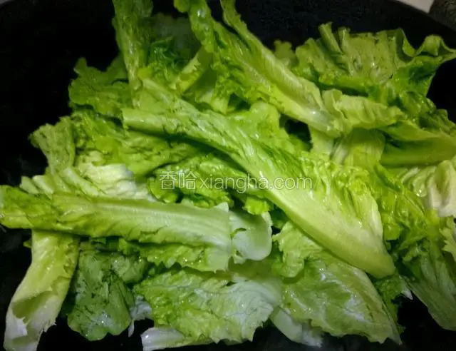 放生菜入锅翻炒
