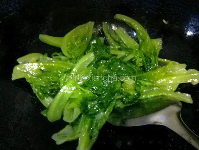 看生菜变透明翠绿，给盐，鸡精，搅拌均匀，关火出锅