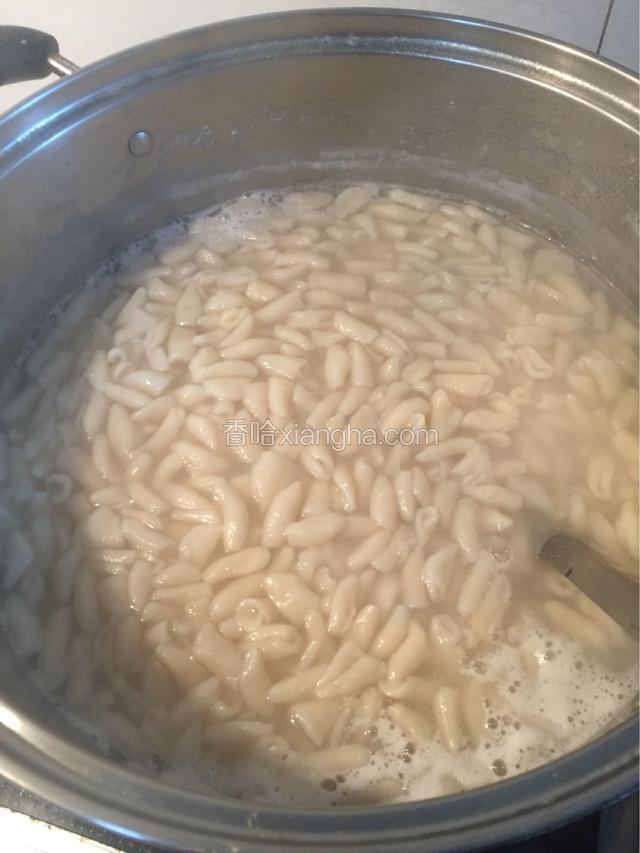 锅内加小半锅水.沸腾后加入搓好的麻食.煮大概10分钟左右