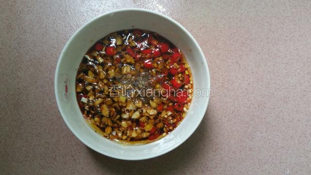 取一小碗，把辣椒，姜，蒜放入碗中，调入味极鲜，盐，鸡精，香油，花椒粉调成汁