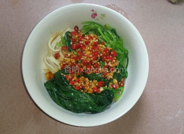 把千张跟菠菜放入大碗中搅拌均匀