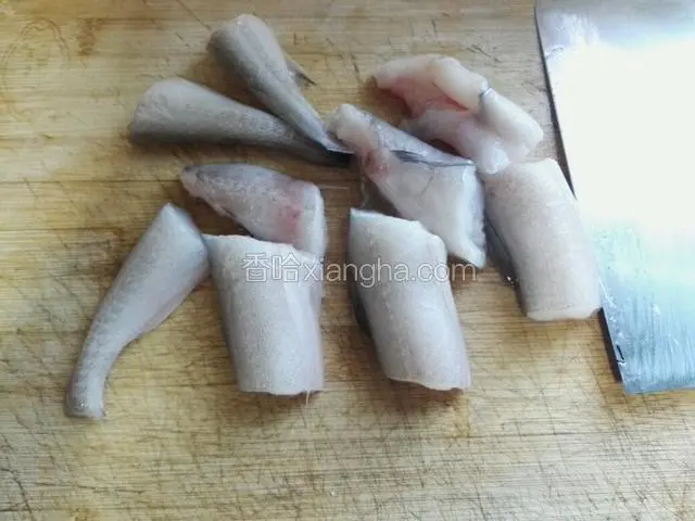 洗干净，切成三块备用