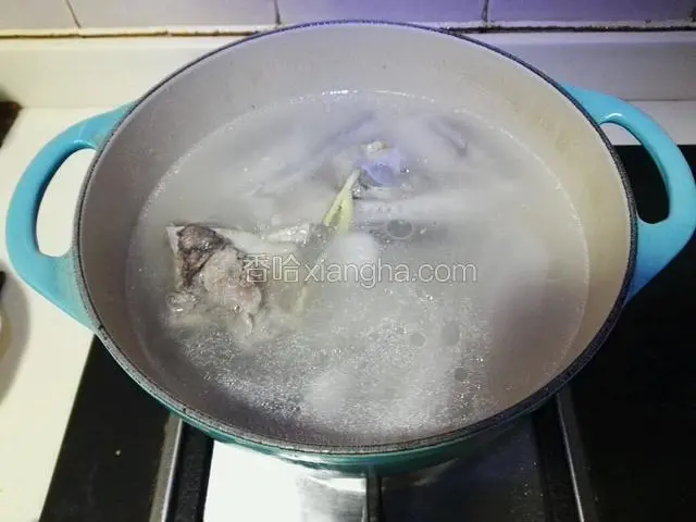 加入九肚鱼，姜丝，开大火