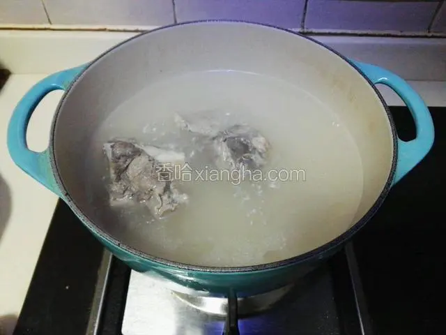 排骨洗干净，飞水，大火烧开转小火，煲半小时