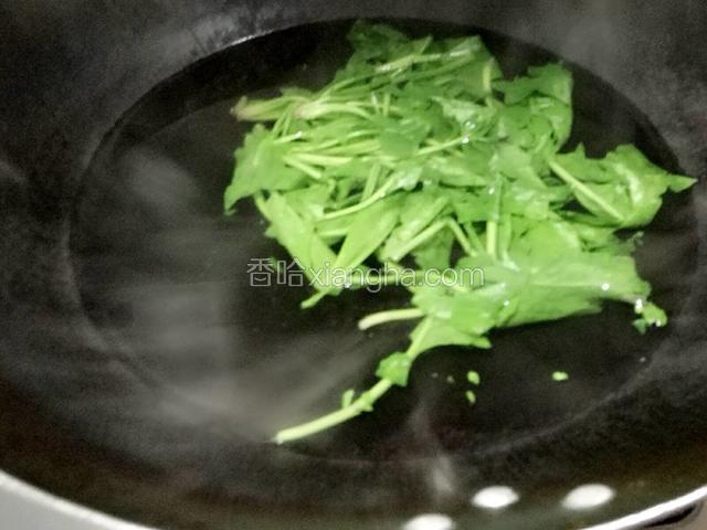 菠菜在煮面剩下的汤里炒水，捞出来。