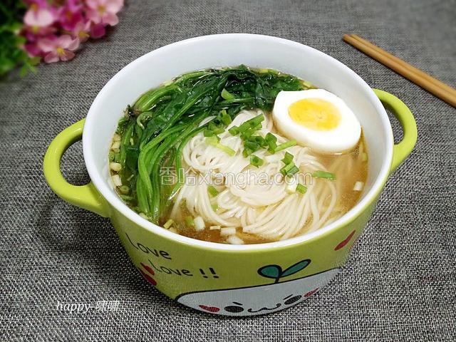 烫好的菠菜放在面条上，再撒上剩下的葱花作为点缀。提前煮熟的鸡蛋切好放在面条上，一碗有滋有味的清汤面就做好啦！
