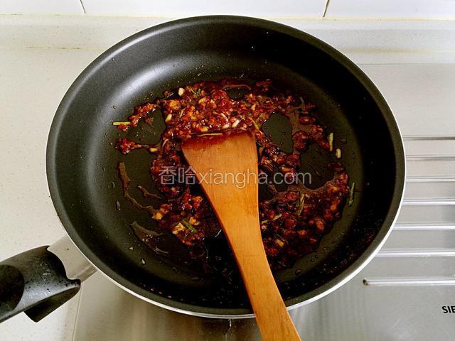 加入一大勺郫县豆瓣酱炒出红油。