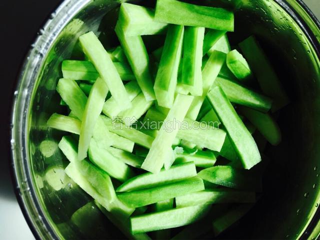 接着切成略粗条状
