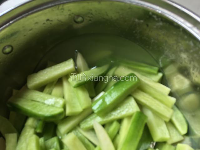 带萝卜腌出辣水，倒掉腌出来的水份。