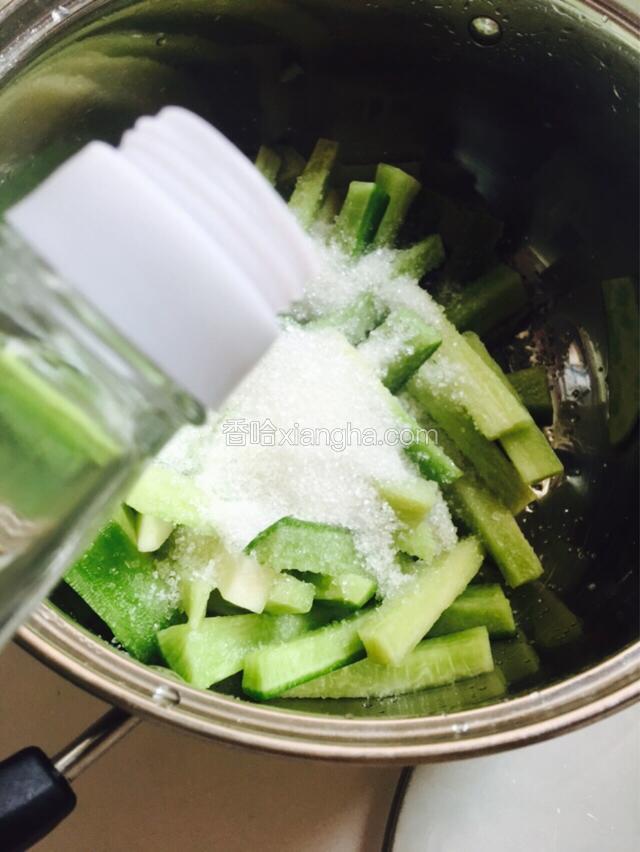 加入白糖和白醋