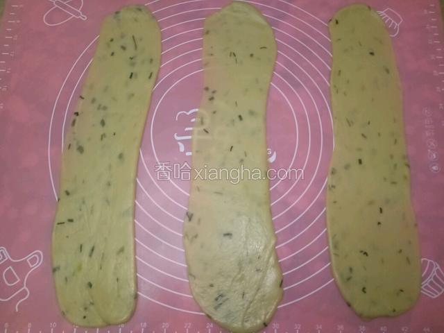 用擀面杖擀成长舌状。