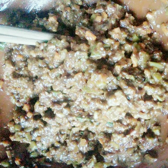 和肉拌在一起，加上胡椒粉，酱油，盐，料酒，淀粉和少许油，搅拌粘稠