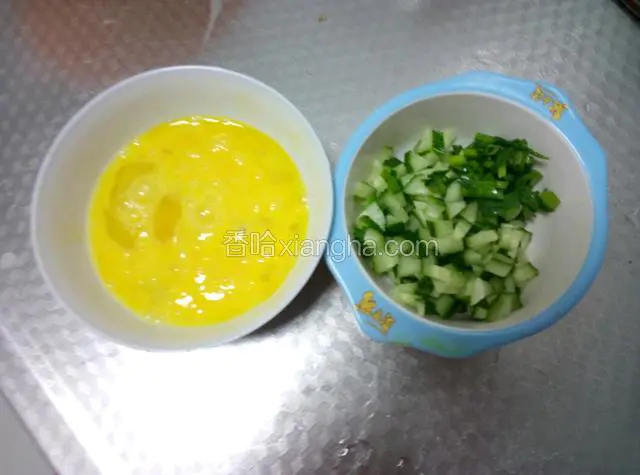 鸡蛋打散在碗里，备用。