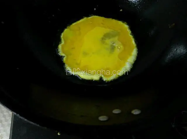 锅里少油煎鸡蛋。