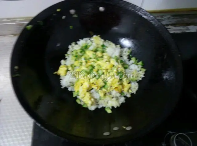 最后加入鸡蛋黄瓜，翻炒均匀调味，加入盐和鸡精。