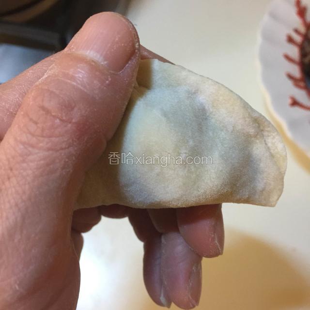 左右手的拇指和食指捏住，往中间挤压，出来一个大肚子，最简单快捷的大肚水饺（一只手拍照）