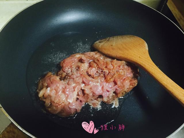 锅内入油，下入腌制好的里脊肉丝