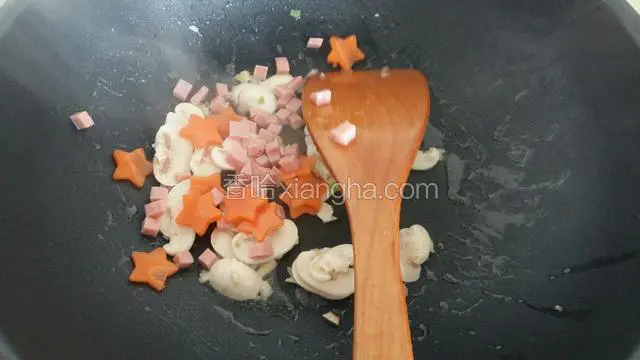 再放入火腿与胡萝卜翻炒两下