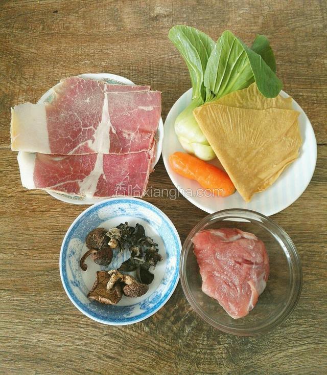 备好火腿、精瘦肉、干木耳、干香菇、豆腐皮、京白菜和胡萝卜。