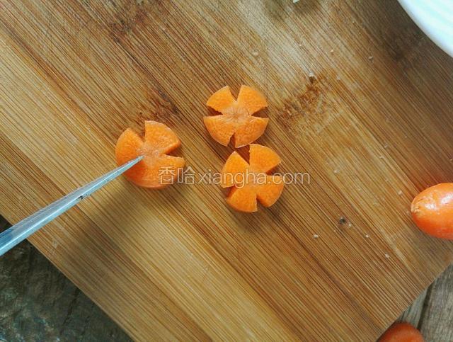 胡萝卜切片再用小刀等距离划‘’人＂字形做出小花