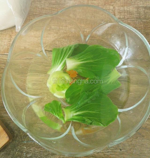 将京白菜头和叶子还有胡萝卜就沸水快焯后放凉白开里备用