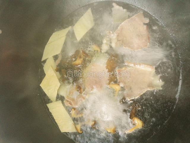  锅内放入高汤下入火腿、香菇、豆腐        皮、木耳煮出香味。