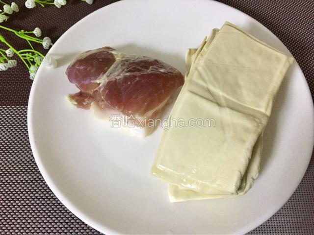 准备洗好的豆干和肉猪肉