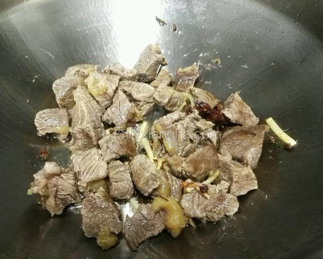 加入牛肉翻炒一分钟