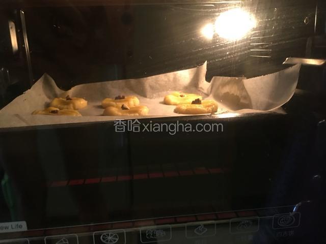 将核桃酥放入烤箱的中层，160度烤20分钟