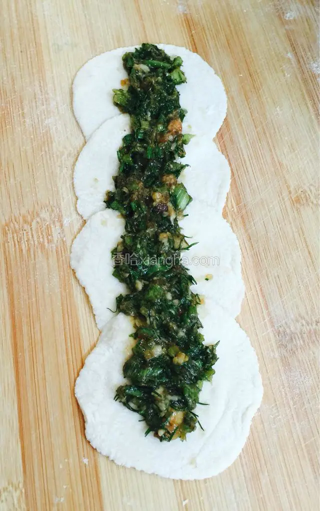 饺子馅儿这样放在饺子上