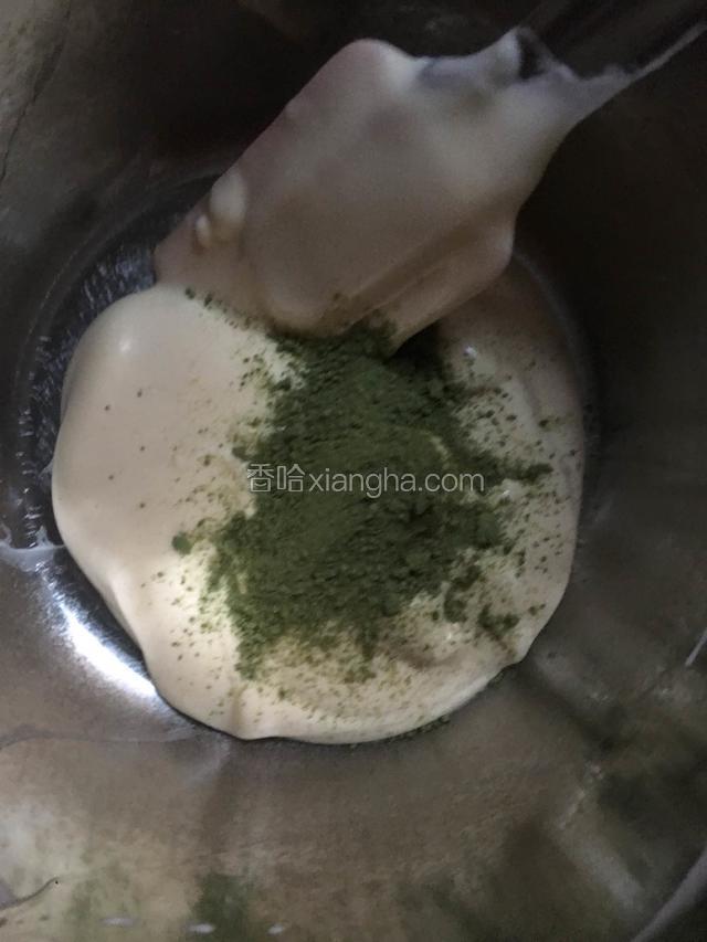 然后取两勺到小碗中加入抹茶粉