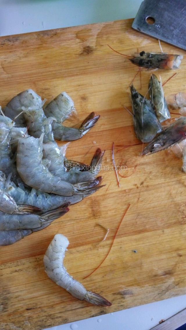 去虾头，把虾尾了去掉，留虾尾最后一节壳不去去虾线