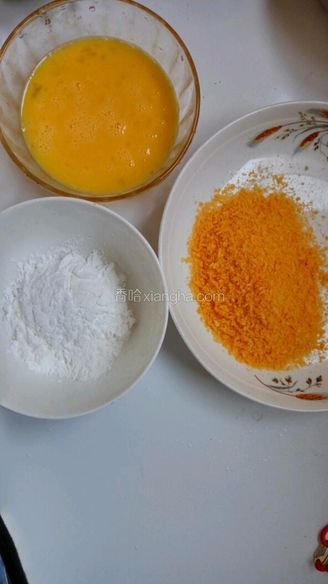 准备面包糠、玉米粉、鸡蛋