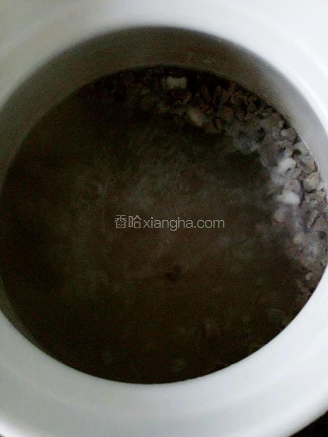 砂锅内放水，水开后放入切好的羊肉！撇去浮沫，改小火，放入葱姜蒜和炖肉料！