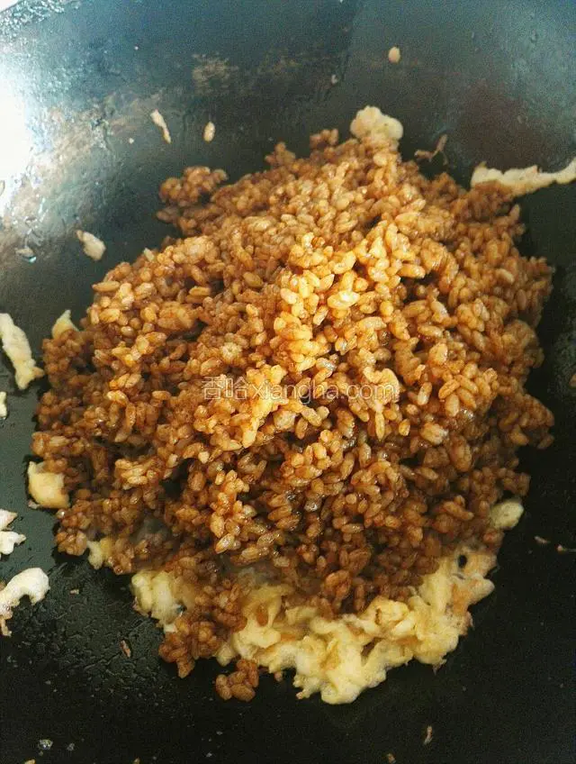 再把调好的米饭倒入锅里一起炒匀
