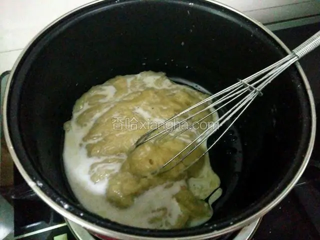 倒入牛奶搅拌均匀，关火