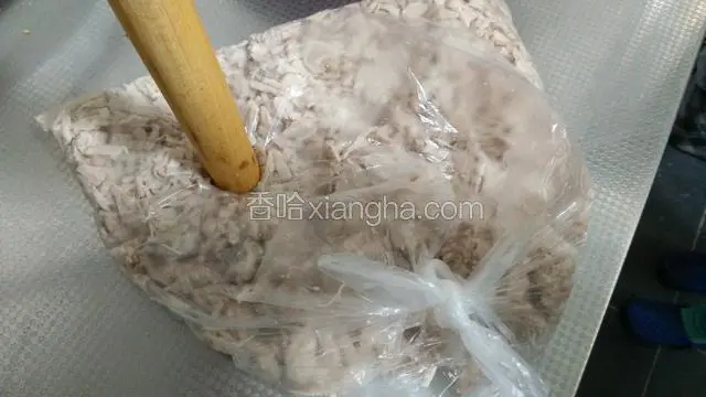 再用擀面杖竖着按压一会儿，感觉压的差不多细了就可以把塑料袋打开