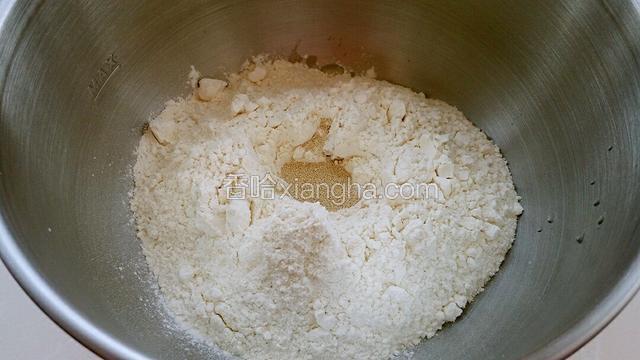 容器中依次放入除黄油和盐以外的所有食材。