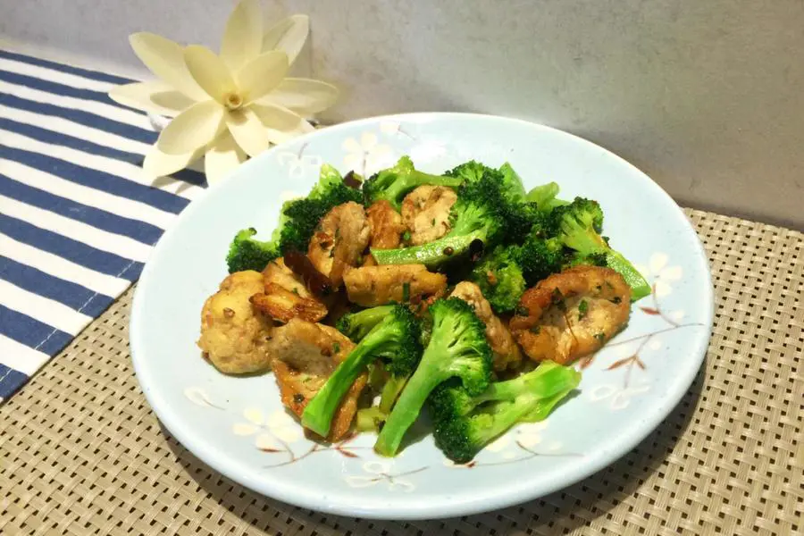 豆腐肉末香肠炒西兰花