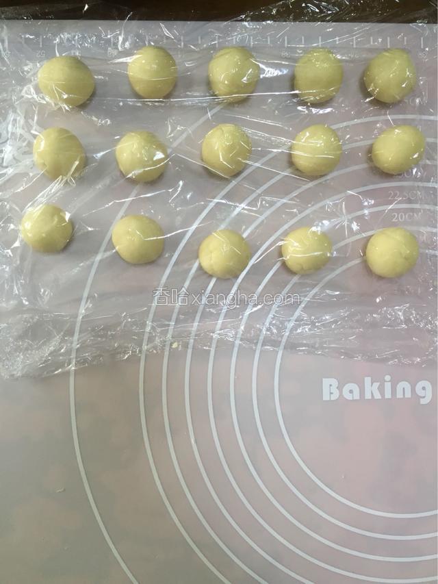 分成12个小剂子，10g一个，用保鲜膜盖上醒半小时