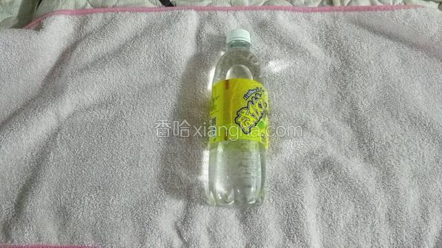 找个瓶子，装入60℃左右的热水，用毛巾包裹起来。