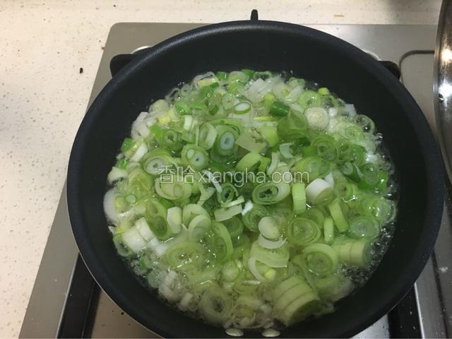 烧开玉米油爆开葱花，浇到所有的馅料中，用筷子搅拌后放冰箱冷藏一小时